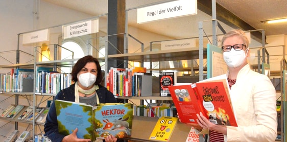 Evangelia Kasdanastassi und Dagmar Plümer stellten das Regal der Vielfalt in der Stadtbücherei Lüdenscheid vor. Foto: Wolfgang Teipel/dw