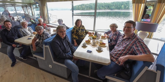 Als kleines Dankeschön für die im vergangenen Jahr geleistete Arbeit der Ehrenamtlichen hatten sich Diakonie-Mitarbeiter Guido Raith und Bernd Herweg diese Schifffahrt ausgedacht. (Foto: Guido Raith)