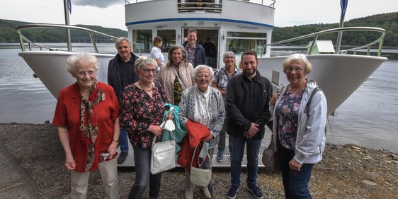 Erinnerungsbild vor der MS Westfalen: Ehrenamtliche und Senioren waren vom Agil-Seniorenbüro eingeladen worden. (Foto: Guido Raith)