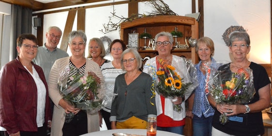 Gruppenfoto zum Abschied mit Tatjana Cordt, Traugott Zentz, Kerstin Rentrop, Karin Bahns, Jutta Weißgerber, Ursula Lewinski, Ulrike Pape, Anne-Rose Morscheck und Elke Mengel. (Foto: Wolfgang Teipel)