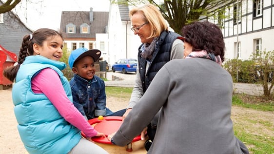 Die Paten des Projekts „Generationen miteinander“ helfen mit, die Zukunftsaussichten ihrer Schützlinge zu verbessern. Foto: Matthias Kolta