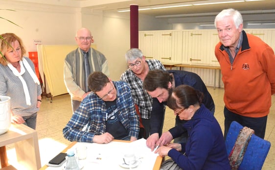 Agil-Koordinatorin Anne Jahn (links) und Bernd Herweg trafen sich kürzlich mit einem Teil des Teams zur Besprechung im Sozialzentrum „lebensfroh.Kirche im Laden“. Foto: Wolfgang Teipel