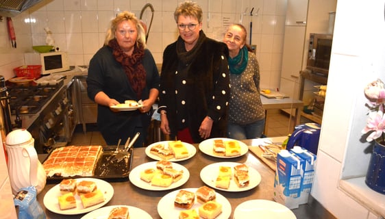 Die ehrenamtlichen Mitarbeiterinnen, die Kuchen backen und die Gäste versorgen, sind weiter am Start. (Foto: Wolfgang Teipel)