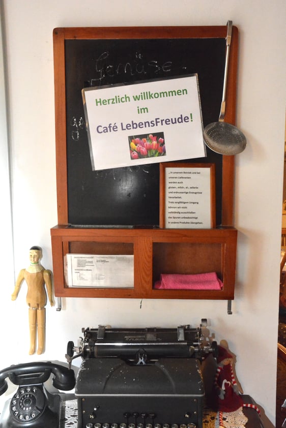 Freundlicher Empfang im Café LebensFreude. (Foto: Wolfgang Teipel)