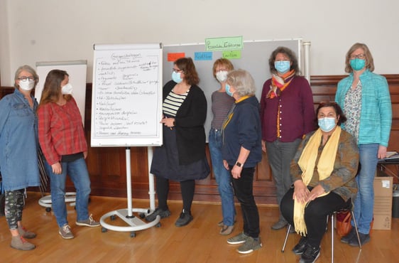Teilnehmerinnen des Workshops mit Anne Abbas (3.v.l.) sowie Evangelia Kasdanastassi und Büchereileiterin Dagmar Plümer. (Foto: Wolfgang Teipel)