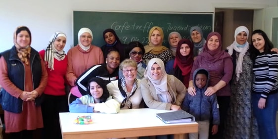 Glückliche Gesichter zum Abschluss des Kurses. In der Mitte Lehrerin Ewa Deren. (Foto: dw)