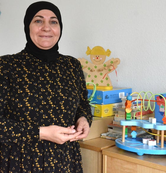 Abeer Al Hamadi ist eine der beiden Kinderbetreuerinnen. (Foto: Wolfgang Teipel)