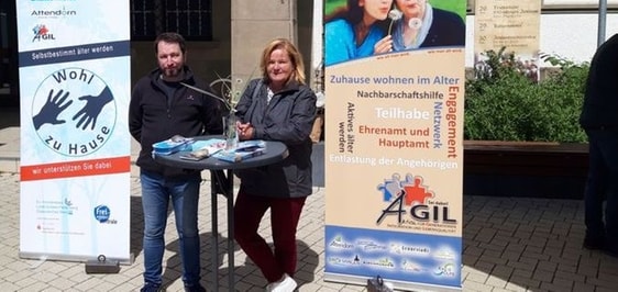 AGIL-Koordinatorin Anne Jahn und Bernd Herweg vom Projekt „Wohl zu Hause“ informierten Besucher auf dem Wochenmarkt über Möglichkeiten, älteren Menschen das Leben zu erleichtern. (Foto: dw)