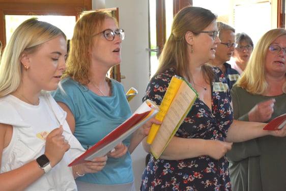 Auch Klassiker wie „Yesterday“ oder „Blowin‘ in the Wind“ erklangen bei Workshop mit Charles Christian Adarkwah. (Foto: Wolfgang Teipel)