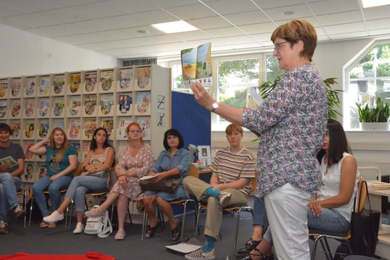 Büchereileiterin Christiane Flick-Schöttler stellte das breite Angebot der Stadtbücherei vor, das die Geflüchteten nutzen können. Foto: Wolfgang Teipel