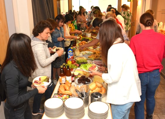 Das üppige Frühstücksbuffet hatten die Kursteilnehmerinnen und -teilnehmer mit Spezialitäten aus der Ukraine bestückt. Foto: Wolfgang Teipel