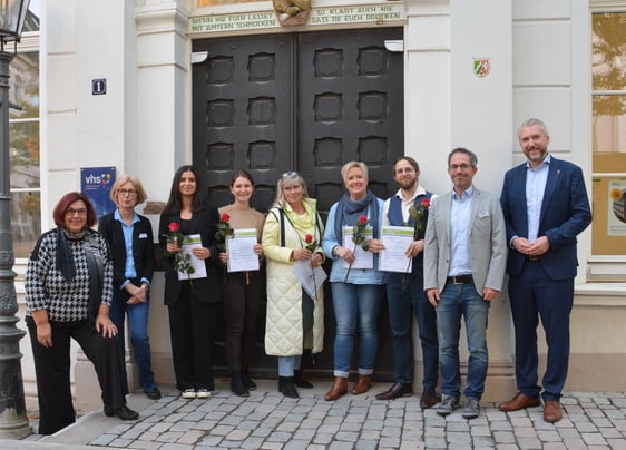 Bei der Zertifikatsübergabe waren neben Bürgermeister Sebastian Wagemeyer auch VHS-Leiter Michael Tschöke, Fachbereichsleiterin Monika Wischinski und Kursleiterin Evangelia Kasdanastassi anwesend. Foto: Wolfgang Teipel