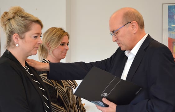Wilfried Koopmann, Vorstandsvorsitzender der Perthes Stiftung, segnete Linda Schulz und Laura Wunderlich. (Foto: Wolfgang Teipel)