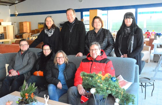 Treffen in der Möbelbörse mit Konrad Meisner, Christiane Wilk, Renate Chowanetz (vordere Reihe) und Heike Schaefer, Manfred Gurk, Bettina Lugk und Gesine Dimanski. Foto: Wolfgang Teipel